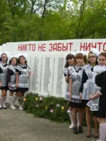 Обелиск в школьном парке, Школьная улица