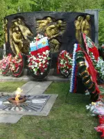 Мемориальный комплекс, посвященный воинам, павшим в боях за нашу Родину в годы ВОВ, Р-125