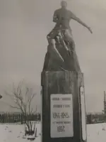 Памятник воинам, сложившим свои головы на полях войны (Кемеровская область г. Березовский, поселок Барзас), Центральная улица