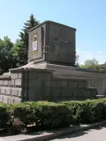 Памятник - мавзолей И. Р. Апанасенко, улица Суворова