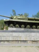 Памятник «Танк» на площади 40-летия Победы (пересечение ул. Пугачева и Комсомольской), улица Пугачева