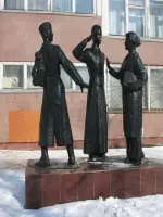 Скульптурная композиция памяти учителей и выпускников 1-ой школы, погибших в годы Великой Отечественной войны, Советский проспект