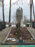 Братская могила село Извольск, Центральная улица