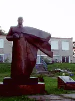 Памятник воинам, Октябрьская улица