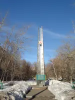 Стела в память о жителях поселка Яблонька, погибших в ходе Великой Отечественной войны, улица Георгия Димитрова