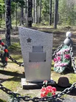 Памятный знак в лесу у дороги на посёлок Ландышевка, посёлок Советский Выборгского района Ленинградской области, Россия, Ленинградская область, Выборгский район, поселок городского типа Советский