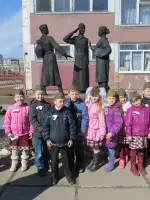 Скульптурная композиция памяти учителей и выпускников школы № 1, погибших в годы Великой Отечественной войны, Советский проспект