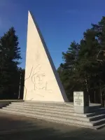 Стела с пушкой на въезде в Юхнов со стороны Смоленска, Россия, А-130