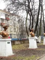 Аллея героев-комсомольцев, бульвар Богдана Хмельницкого