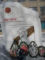 Памятник-обелиск учителям и учащимся средней школы п. Рудничный, погибшим в Великой Отечественной войне, улица Пушкина