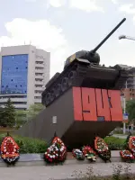 Танк Т-34 с гвардейским знаком на башне - на Гвардейской площади города Ростова-на-Дону, Гвардейская площадь