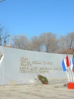 Памятник «Скорбящая мать» — заводчанам, павшим за Родину в годы Великой Отечественной войны (1941-1945 гг.), Карболитовская улица