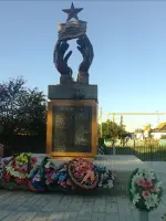 Памятник-обелиск «Победа» в честь всех односельчан, погибших на фронтах Великой Отечественной войны, Россия, Астраханская область, Лиманский район, село Бирючья Коса