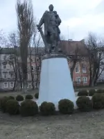 Памятник советскому солдату с девочкой, спасённой на руках, улица Победы