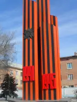 Стела Георгиевская лента, Россия, Саратовская область, Энгельс, микрорайон Летный Городок, улица Энгельс-1