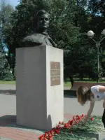 Бюст штурману гвардейского полка Евгении Максимовне Рудневой, улица Летчика Бабушкина