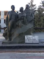 Памятник героям-комсомольцам — Владимиру Рябку, Вале Сафроновой и Игорю Кустову, Московский проспект