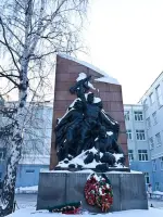 Памятник студентам и научным сотрудникам Уральского политехнического института им. С.М. Кирова, погибшим на фронтах Великой Отечественной, Россия, Свердловская область, Екатеринбург, микрорайон Втузгородок, улица Мира