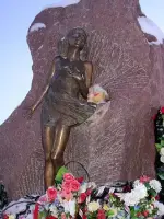 Памятник «Ленинградские дети», Россия, Новгородская область, Демянский район, село Лычково