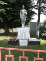 Братская могила 28 воинов Советской Армии и партизан, погибших в борьбе с немецко-фашистскими захватчиками в 1941-1945, Центральная улица