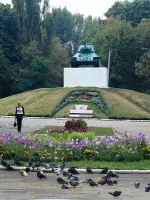 Танк на братской могиле, проспект Победы