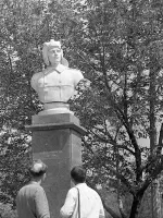 Памятник-бюст <nobr>А. И. Попова</nobr>, улица Попова
