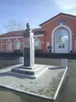 Бюст Николая Ивановича Кузнецова на перроне вокзала ст. Талица Свердловской области, Россия, Свердловская область, Талица