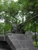 Памятник-пушка в честь бойцов 174-го отдельного противотанкового артдивизиона им. Комсомола Удмуртии, улица Ленина