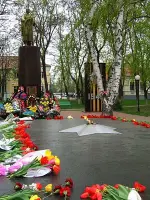 Братская могила в сквере Воинской славы, Советская площадь