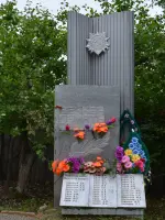 Обелиск и поклонно-памятное место в деревне Воронино Режевского района, улица Маяковского