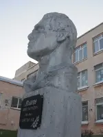 Памятник Филиппу Антоновичу Комкову у здания школы № 95, проспект Мира