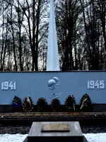 Мемориальный комплекс на братской могиле советских воинов, погибших в апреле 1945 года., Киевская улица