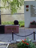 Памятный знак Герою Советского Союза танкисту Блинову Константину Минаевичу, павшему в бою с немецко-фашистскими захватчиками, улица Блинова