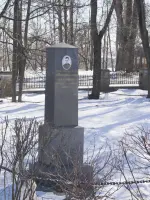 Надгробный памятник на могиле летчика - Героя Советского Союза А.Н.Годовикова, Советский проспект