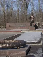 Мемориал Боевой славы с Вечным огнем, стелой, скульптурой воина, братским кладбищем советских воинов, улица Городского Питомника