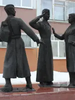 Скульптурная композиция памяти учителей и выпускников средней школы № 1, погибших в годы Великой Отечественной войны, Советский проспект
