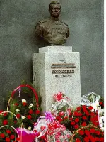 Бюст Героя Советского Союза, Маршала Леонида Александровича Говорова на Площади Памяти в г. Елабуга, Набережная улица