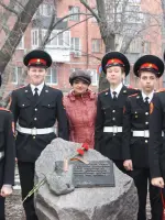 Камень памяти детям, погибшим 13 июня 1942 года в бывшем городском саду Пионеров от бомб, сброшенных фашистами, Театральная улица