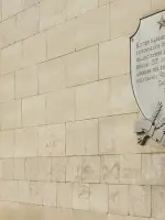 Мемориальная доска воинам 152-й стрелковой дивизии под командованием полковника Чернышева П.М., улица Ударников