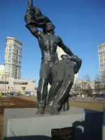 Памятник - Поднимающий знамя, г. Москва, Ярцевская улица