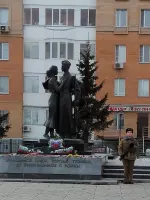 Памятник "Прощание", улица Республики