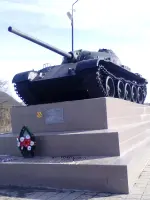 Технический памятник и мемориальная доска, памяти уральского добровольческого танкового корпуса и земляка Зарывных Владимира Евгеньевич, Россия, Свердловская область, городской округ Богдановичский, село Грязновское