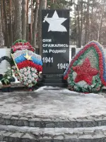 Памятник 74-м воинам посёлка Остафьево, прошедшим ратный путь Великой Отечественной войны 1941-1945гг., и 3-м военнослужащим Вооружённых Сил РФ, Россия, Москва, Новомосковский административный округ, поселение Рязановское, поселок Остафьево