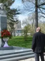 Памятный знак герою Советского Союза Алексею Маресьеву, Россия, Хабаровский край, Комсомольск-на-Амуре, проспект Мира
