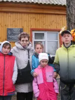 Памятная доска на доме Героя Советского Союза <nobr>И. А. Корнеева</nobr>. Деревня Корнеево, сельское поселение «деревня Михальчуково»