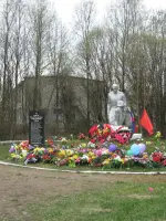 Памятник воинам-лыжникам 72-ой Павловской Краснознаменной ордена Суворова II степени стрелковой дивизии, Россия, Ленинградская область, Гатчинский район, поселок Кобралово