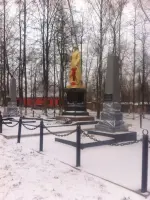 «Скорбящий воин с венком». Братская могила, улица Льва Толстого