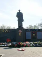 Памятник-ансамбль советскому солдату, Набережная улица