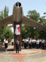 Памятный знак - самолет МИГ-15 в честь 7-й Сталинградской спецшколы ВВС, Урицкого улица