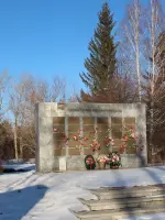 Мемориал погибшим воинам – рабочим и строителям завода ОЦМ на улице Лермонтова (у школы № 24), улица Лермонтова